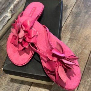 Pink sandals / flip flops